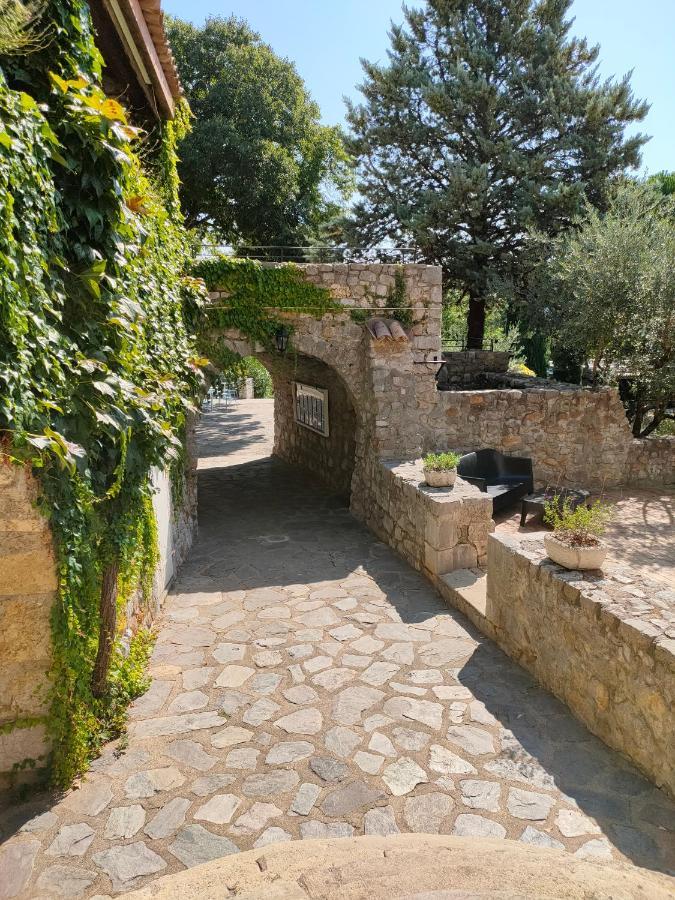 Residence Vacances Bleues Lou Castel Berrias-et-Casteljau Bagian luar foto